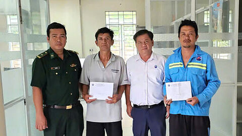 Cứu 4 người bị nạn trên biển
