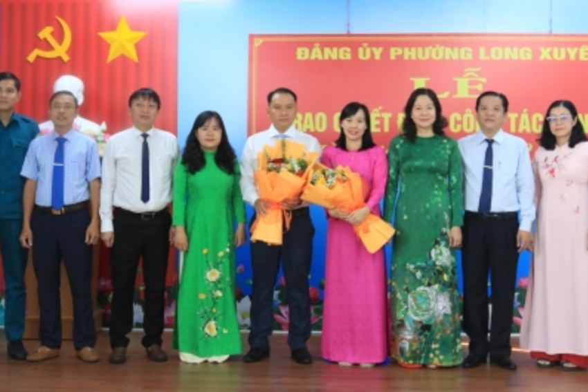 Phường Long Xuyên trao quyết định công tác cán bộ 