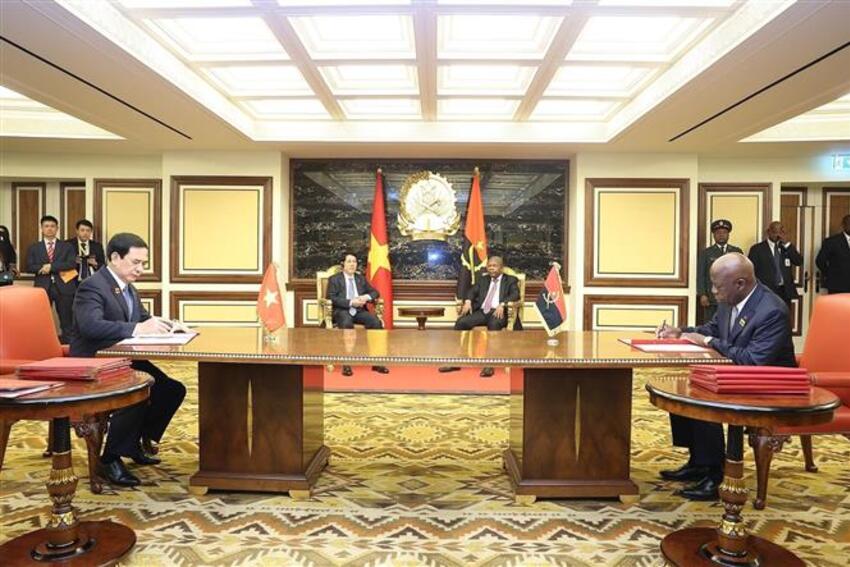 Chủ tịch nước Lương Cường và Tổng thống Angola chứng kiến lễ ký văn kiện hợp tác giữa hai nước
