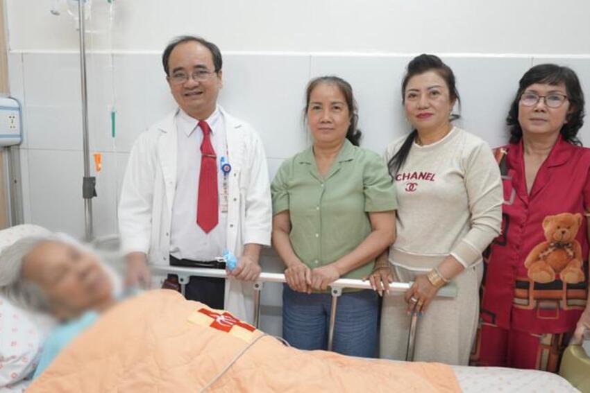 Giành lại nhịp thở cho người bệnh 90 tuổi bị phủ tạng chèn ép