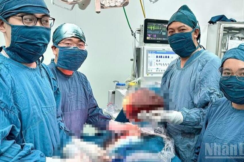 Khánh Hòa: Phẫu thuật thành công khối u vú diệp thể nặng gần 4kg