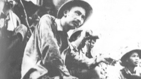 Dáng Bác Hồ ta đó