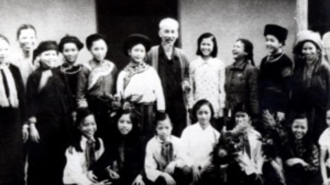 Ơn Đảng ơn Bác Hồ