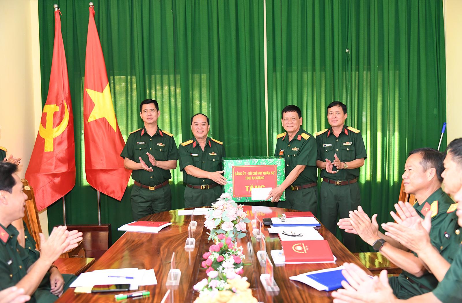 Chỉ huy trưởng Bộ Chỉ huy Quân sự tỉnh An Giang kiểm tra các đơn vị trên tuyến biên giới