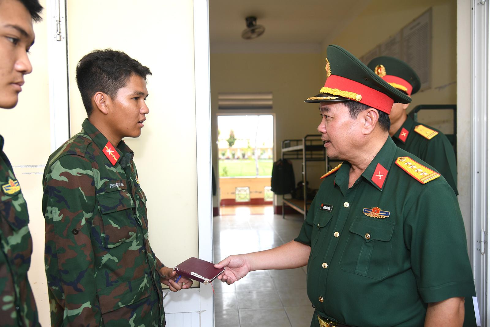 Chỉ huy trưởng Bộ Chỉ huy Quân sự tỉnh An Giang kiểm tra các đơn vị trên tuyến biên giới