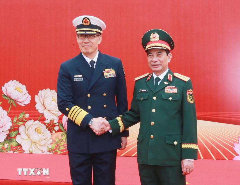Đại tướng, Bộ trưởng Quốc phòng Phan Văn Giang và Thượng tướng, Bộ trưởng Quốc phòng Trung Quốc Đổng Quân tại hoạt động giao lưu diễn ra tại tỉnh Quảng Ninh của Việt Nam. (Ảnh: Trọng Đức/TTXVN)