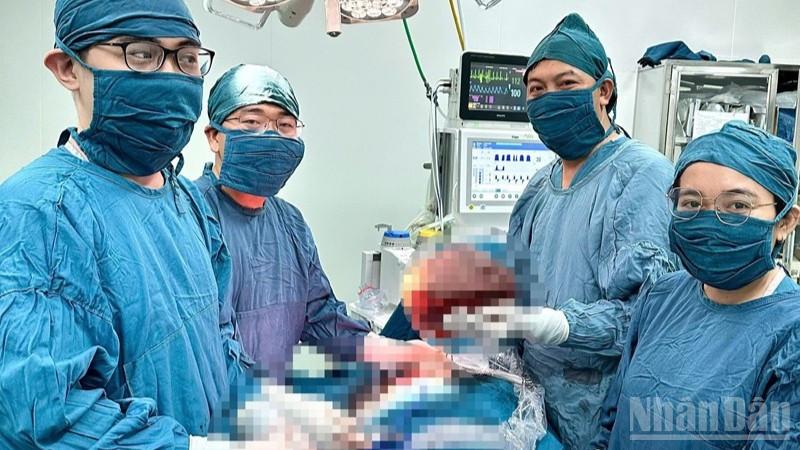 Ê-kíp bác sĩ Khoa Ngoại tổng hợp, Bệnh viện đa khoa Ninh Thuận thực hiện phẫu thuật cho bệnh nhân. (Ảnh: đơn vị cung cấp)
