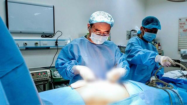 Ê-kíp phẫu thuật xử trí ca bệnh. (Ảnh: Bệnh viện cung cấp)