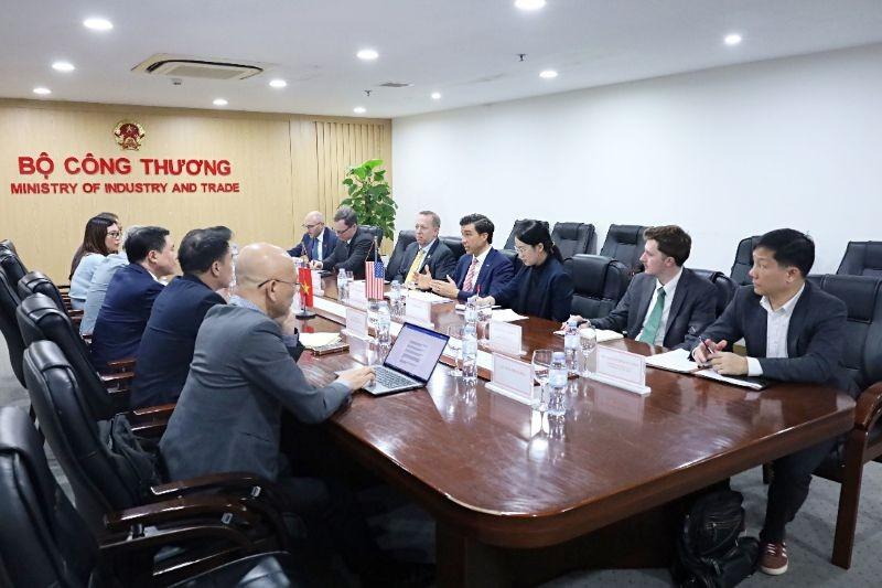 Thứ trưởng Công thương Nguyễn Sinh Nhật Tân làm việc với Thứ trưởng Nông nghiệp Hoa Kỳ Luke Lindberg.